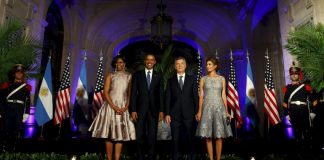 Los presidentes, de ambo oscuro y corbata. Las primeras damas, con vestido de autor a la rodilla.