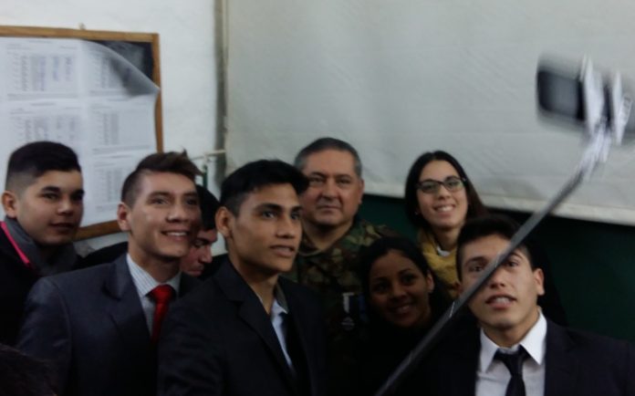 Alumnos de la Academia Belgrano se sacan una selfie con el héroe Daniel Benítez