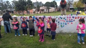 Alumnos dejaron pintadas sus manos en un mural en una plaza de Las Talitas