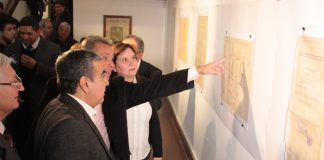 Germán Alfaro en la muestra de planos de la ciudad