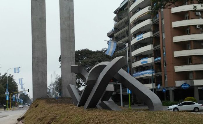 La fuente del Monumento del Bicentenario en funcionamiento