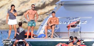 Cristiano Ronaldo sigue de vacaciones y esta vez alquiló un yate para pasarla con amigos.