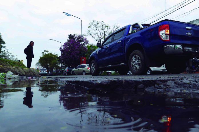 Baches en plena avenida Aconquija