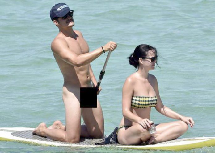El actor disfruta de unas intensas vacaciones con la cantante en unas paradisíacas playas, en donde no se privan de nada.