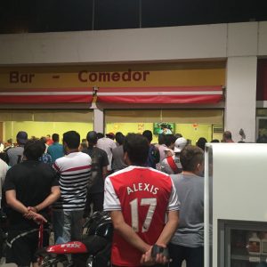 Gente viendo el partido desde afuera