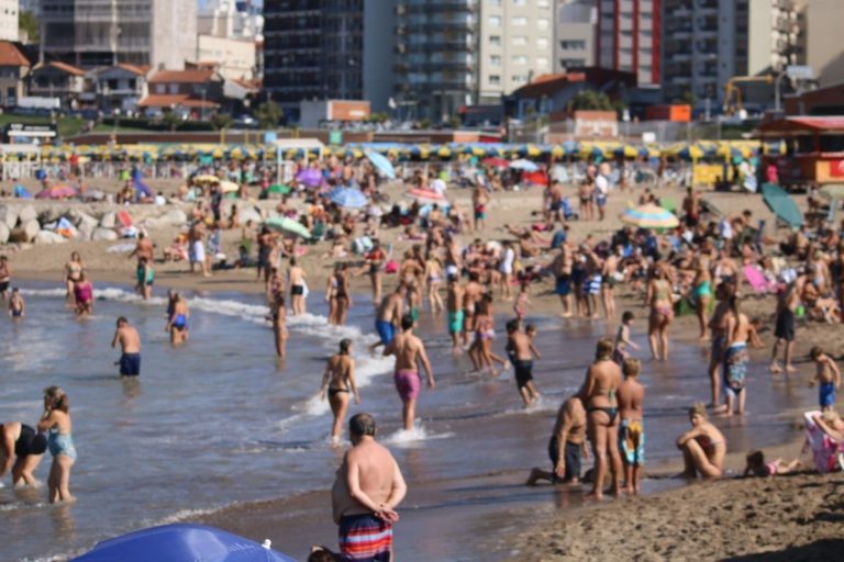 Mar Del Plata Recibió A Los Turistas De Semana Santa Con Un Verdadero Día De Playa Diario 5521