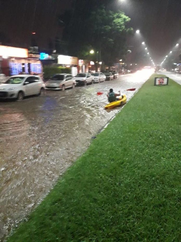 Vecino-navegando-en-la-avenida-Aconquija-en-kayac