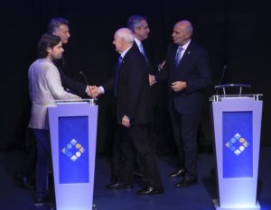 El-saludo-final-en-el-segundo-debate