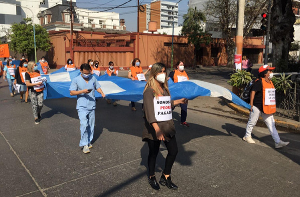 Médicos marchan en reclamo de mejora salarial